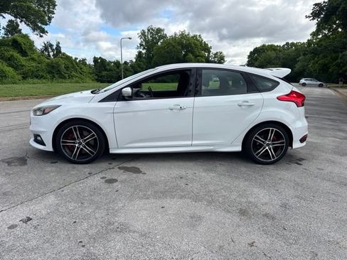Used 2017 Ford Focus ST FWD image 4