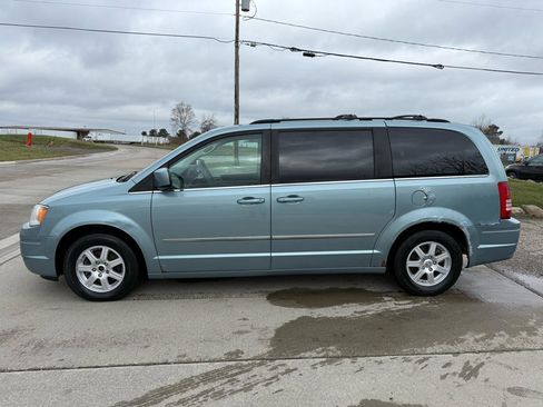 Used 2010 Chrysler Town & Country Touring image 8