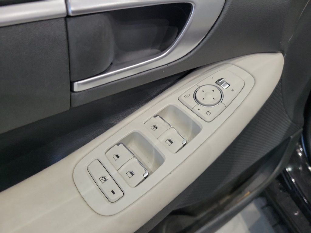Used 2023 Hyundai Sonata SE FWD image 14