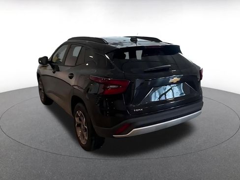 Used 2025 Chevrolet Trax LT w/ LT Convenience Package image 11