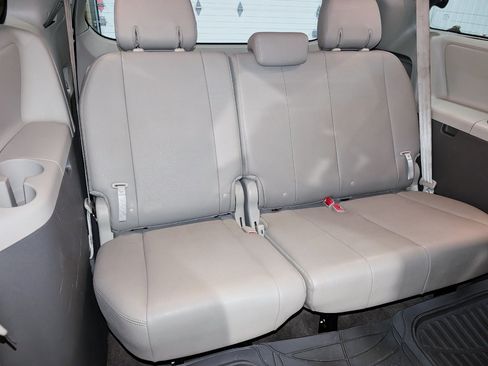 Used 2017 Toyota Sienna FWD image 26