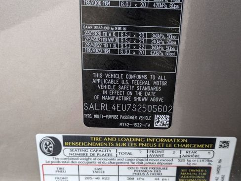 Used 2025 Land Rover Discovery Dynamic SE image 22