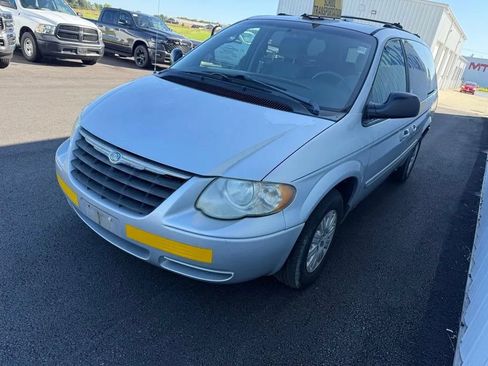 Used 2005 Chrysler Town & Country LX w/ Popular Equipment Group II FWD image 4