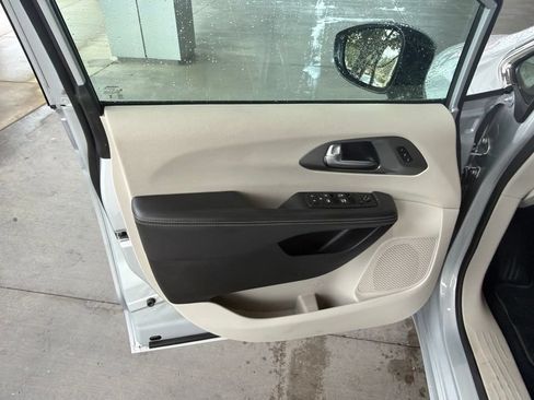 Used 2024 Chrysler Pacifica Touring-L FWD image 19