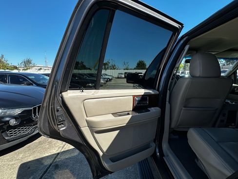 Used 2012 Lincoln Navigator 2WD image 39