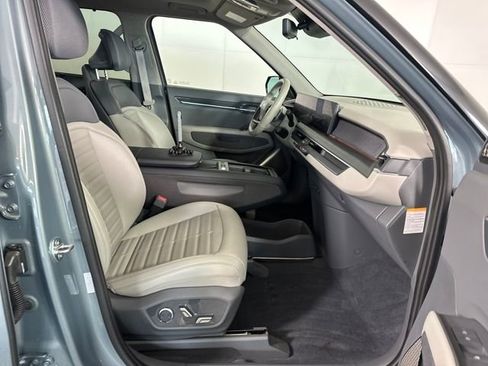 Used 2024 Kia EV9 Land image 28