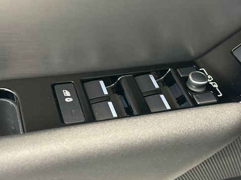 Used 2023 Land Rover Range Rover Velar R-Dynamic S image 14