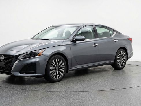 Used 2025 Nissan Altima 2.5 SV image 3