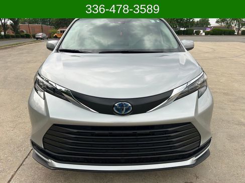 Used 2025 Toyota Sienna LE w/ LE Plus Package FWD image 8