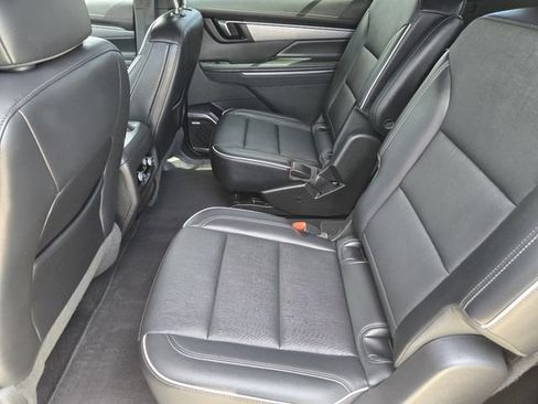 Used 2025 Buick Enclave Preferred AWD/4WD image 29
