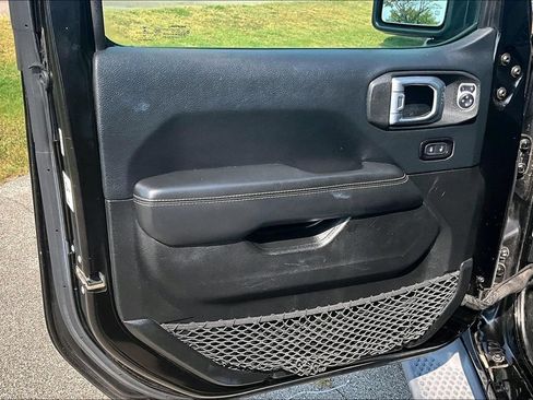 Used 2019 Jeep Wrangler Unlimited Sahara AWD/4WD image 22