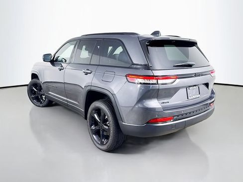 Used 2024 Jeep Grand Cherokee Altitude AWD/4WD image 10