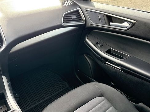 Used 2024 Ford Edge SE w/ Black Appearance Package image 17