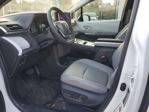 New 2025 Toyota Sienna XLE image 17