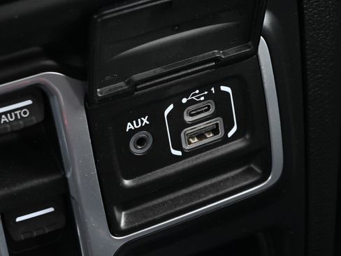 Used 2018 Jeep Wrangler Unlimited Sahara image 23