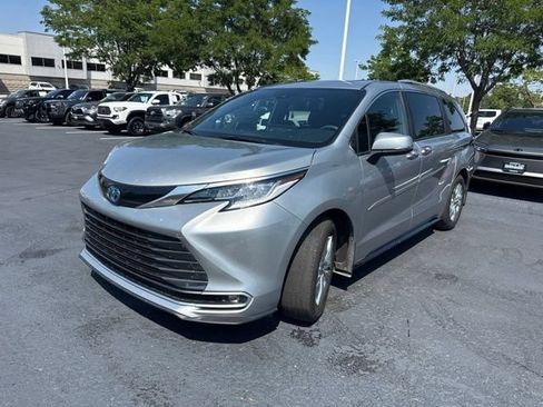 Used 2025 Toyota Sienna Limited AWD/4WD image 2