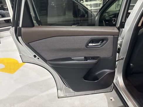 Used 2021 Nissan Rogue SV image 16