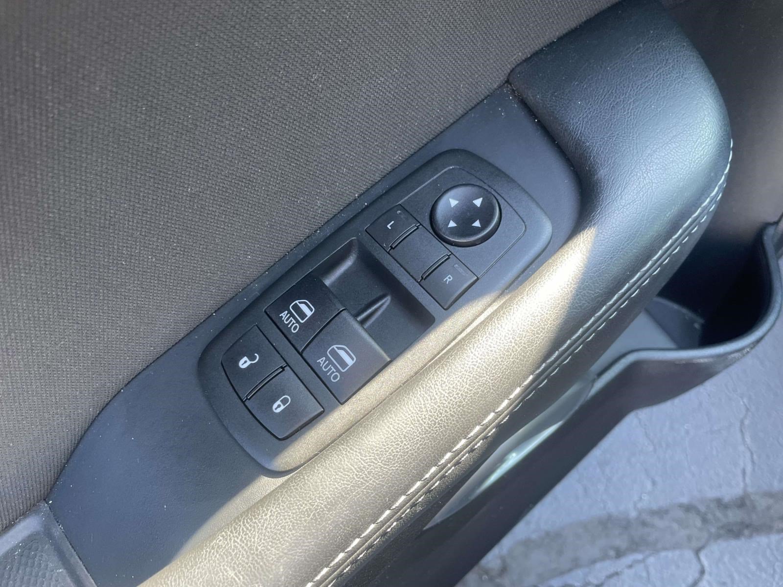 Used 2020 Dodge Challenger SXT w/ Driver Convenience Group RWD image 13