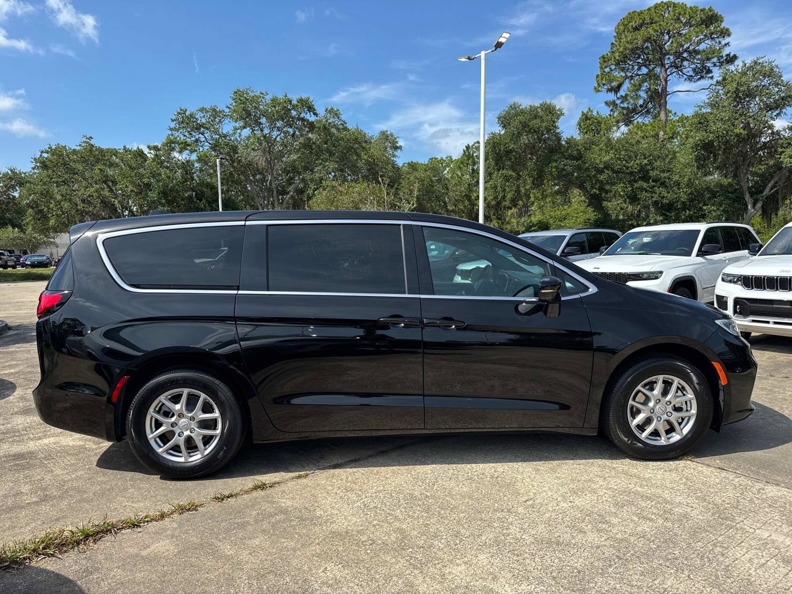 New 2025 Chrysler Pacifica Select FWD image 2