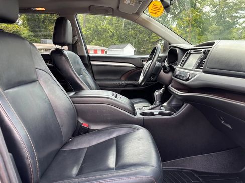 Used 2014 Toyota Highlander XLE FWD image 29