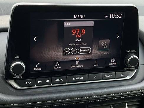 Used 2025 Nissan Rogue SV image 32