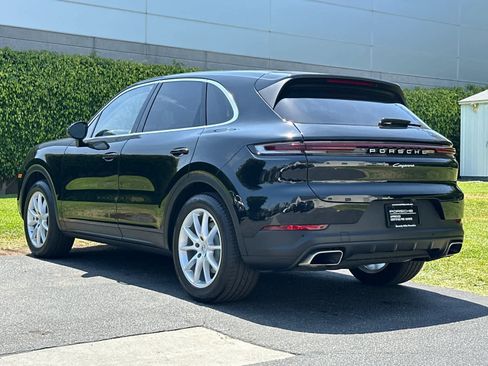 Certified 2025 Porsche Cayenne AWD/4WD image 3