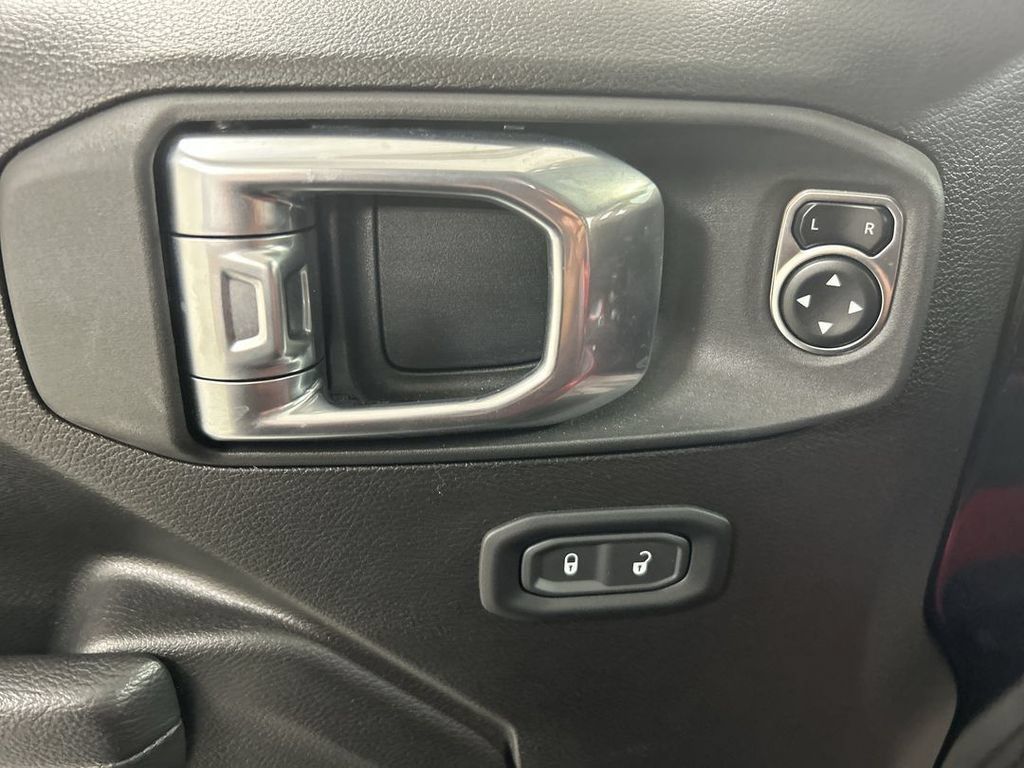Used 2024 Jeep Gladiator Rubicon w/ Technology Group AWD/4WD image 11