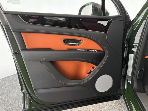 Used 2025 Bentley Bentayga image 12