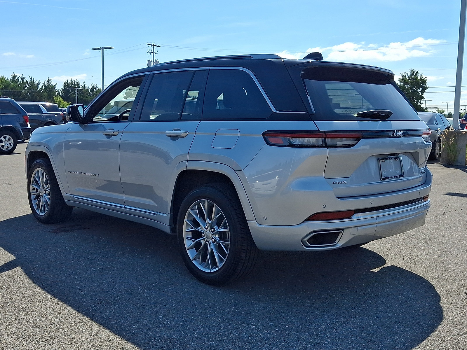 Used 2023 Jeep Grand Cherokee Summit AWD/4WD image 3