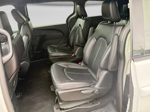 Used 2024 Chrysler Pacifica Limited FWD image 32