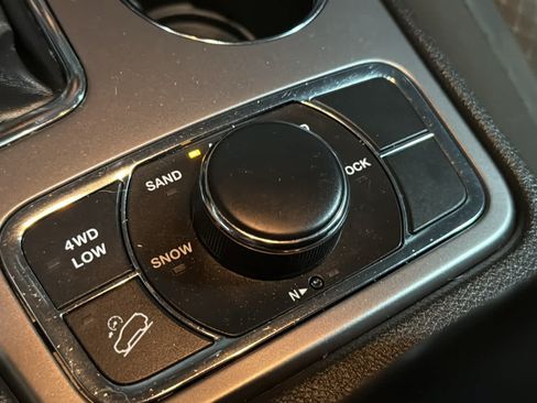 Used 2019 Jeep Grand Cherokee Laredo AWD/4WD image 20