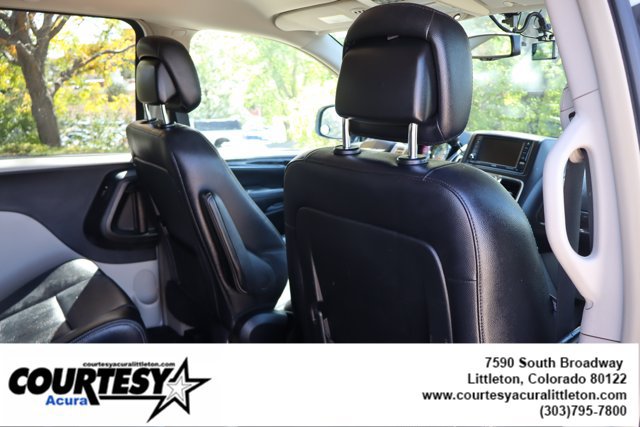 Used 2015 Chrysler Town & Country Touring FWD image 29