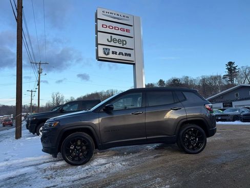 Used 2022 Jeep Compass Altitude w/ Sun and Sound Group image 6