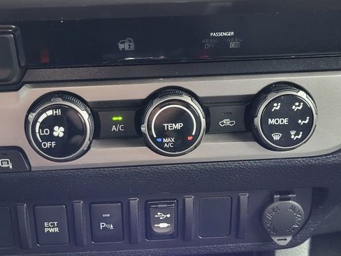 Used 2016 Toyota Tacoma SR5 w/ SR5 Appearance Package (DN) image 29