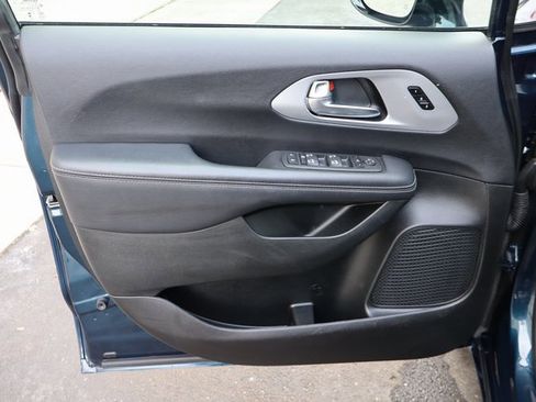 Used 2025 Chrysler Pacifica Limited image 18