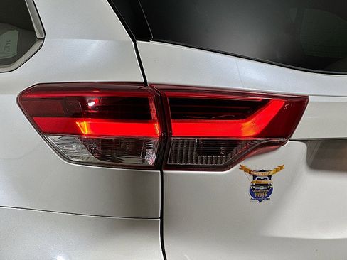 Used 2018 Toyota Highlander LE image 33