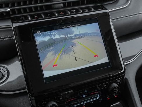 Used 2022 Jeep Grand Cherokee Laredo w/ Luxury Tech Group I image 27