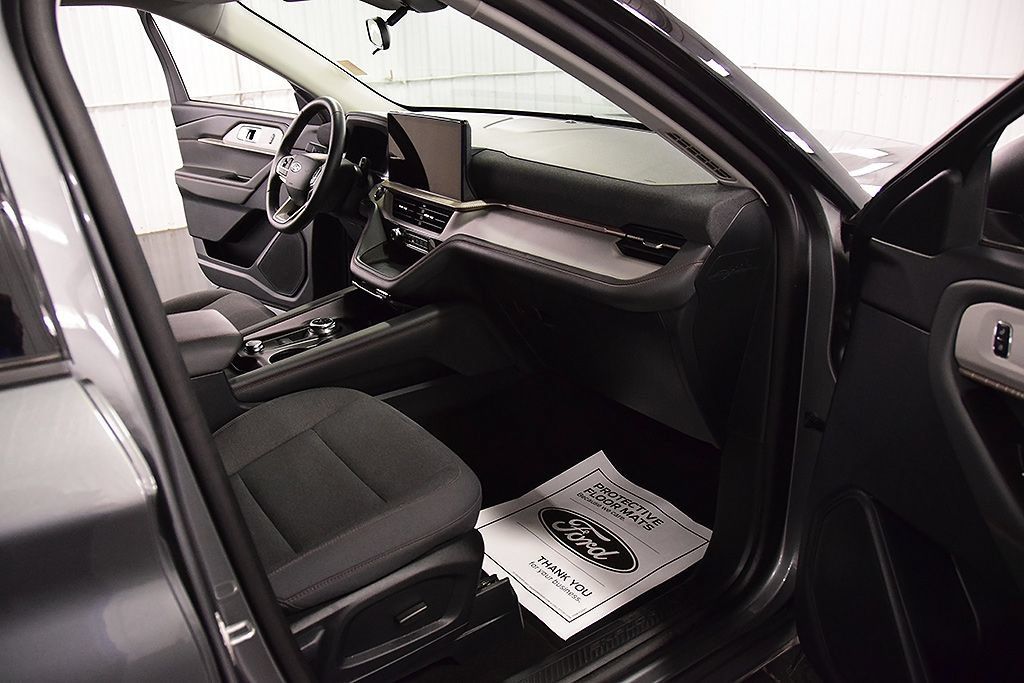 Used 2025 Ford Explorer Active AWD/4WD image 31
