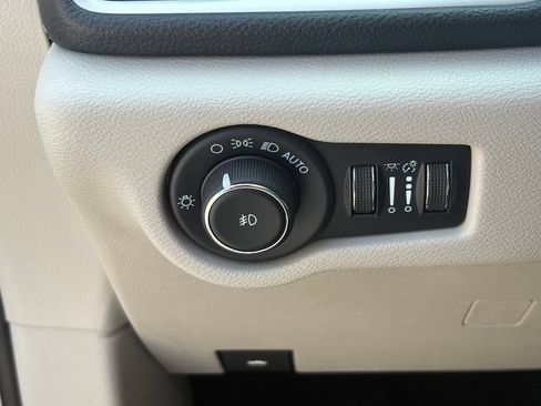 Used 2023 Chrysler Pacifica Touring-L FWD image 32
