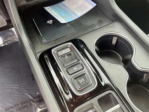 Used 2025 Honda Pilot Touring image 17