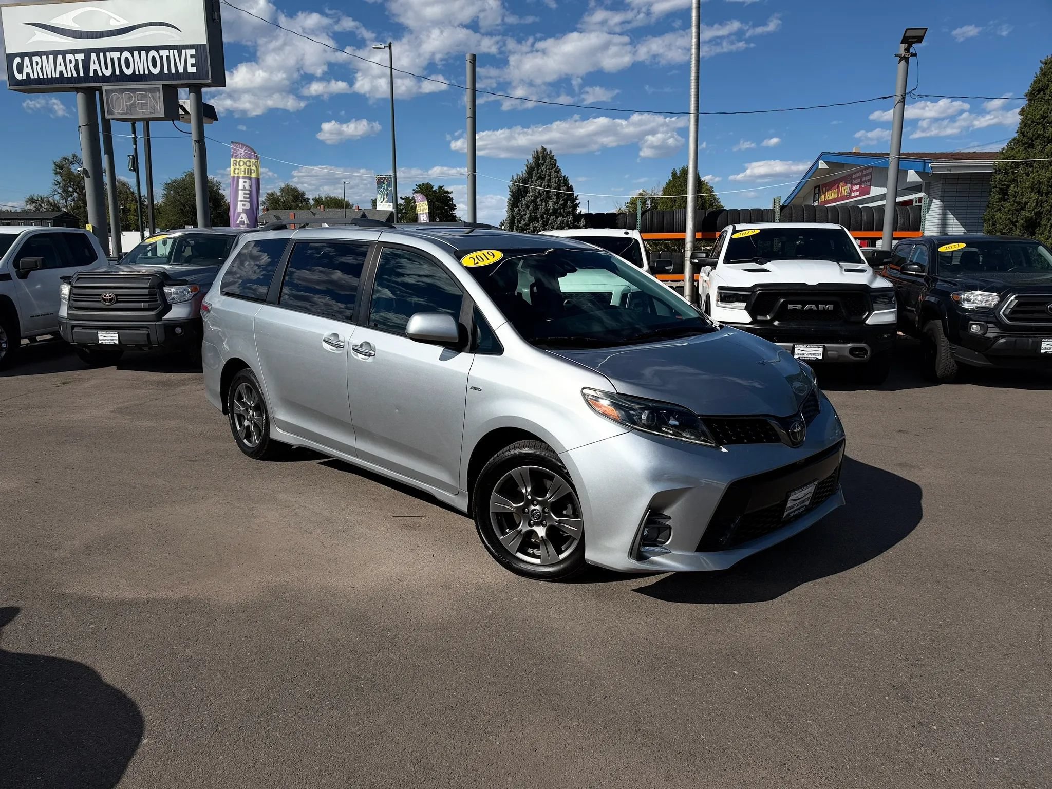 Used 2019 Toyota Sienna SE Premium w/ Carpet Mat Package AWD/4WD image 2