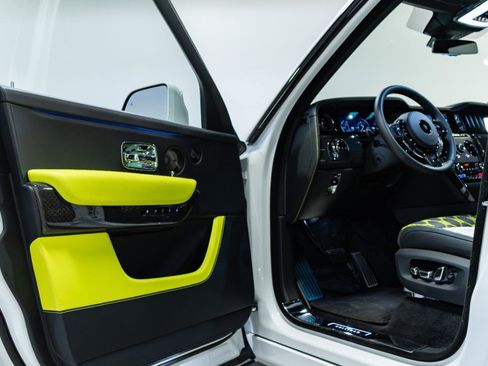 Used 2025 Rolls-Royce Cullinan Black Badge image 21