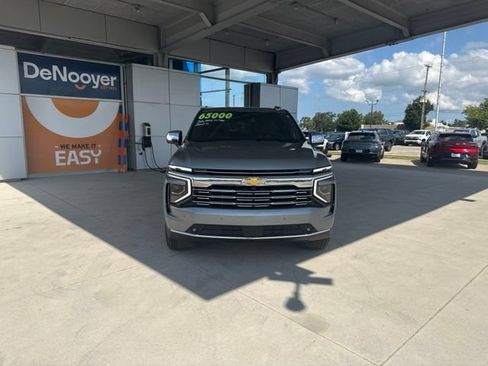 Used 2025 Chevrolet Suburban Premier AWD/4WD image 2