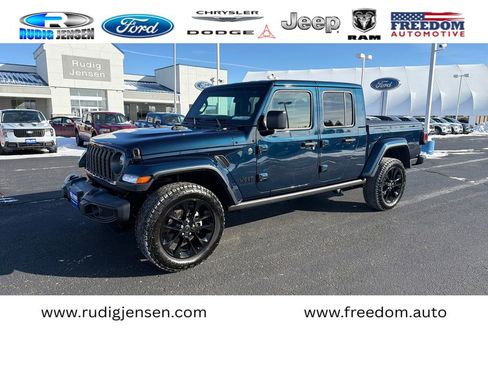 Used 2025 Jeep Gladiator Sport image 1