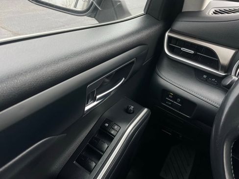 Used 2023 Toyota Highlander XLE image 23