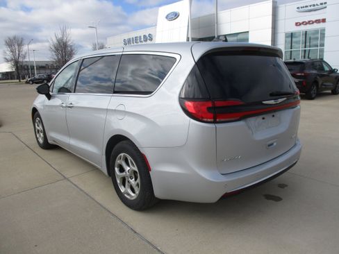 Used 2024 Chrysler Pacifica Limited image 4