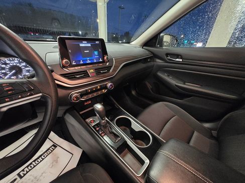 Used 2024 Nissan Altima 2.5 SV image 17