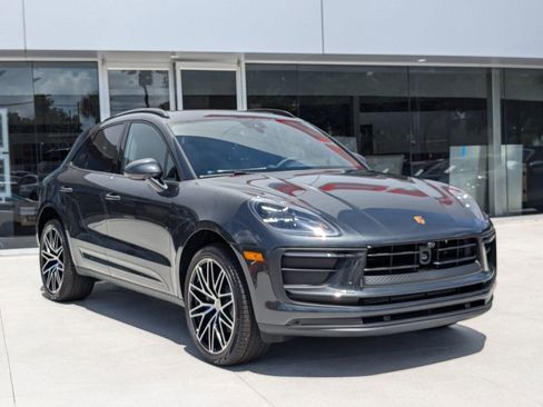 Certified 2025 Porsche Macan AWD/4WD image 7