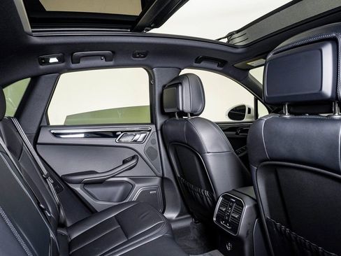 Certified 2025 Porsche Macan AWD/4WD image 16