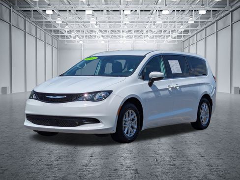 Used 2023 Chrysler Voyager LX FWD image 9
